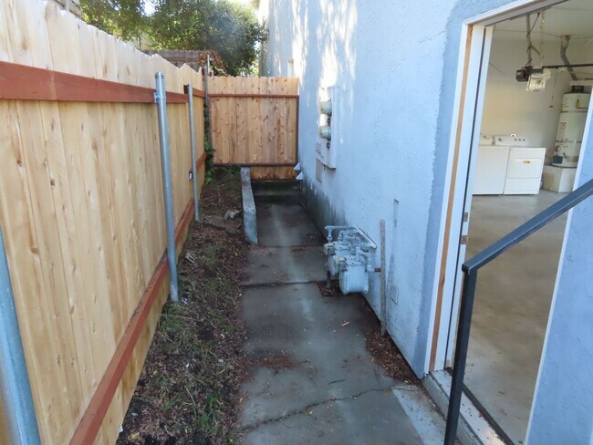 Building Photo - Renovated 2 Bed, 2 Bath Apartment in the h...