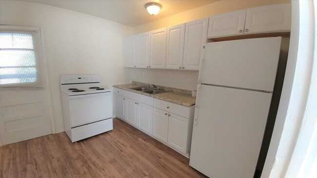 Building Photo - Two Bedroom Townhome