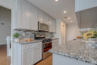 Building Photo - 2022 Highland Hills Dr