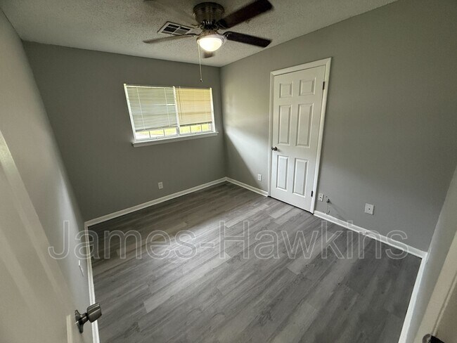 Building Photo - 6160 Hinchcliff Rd