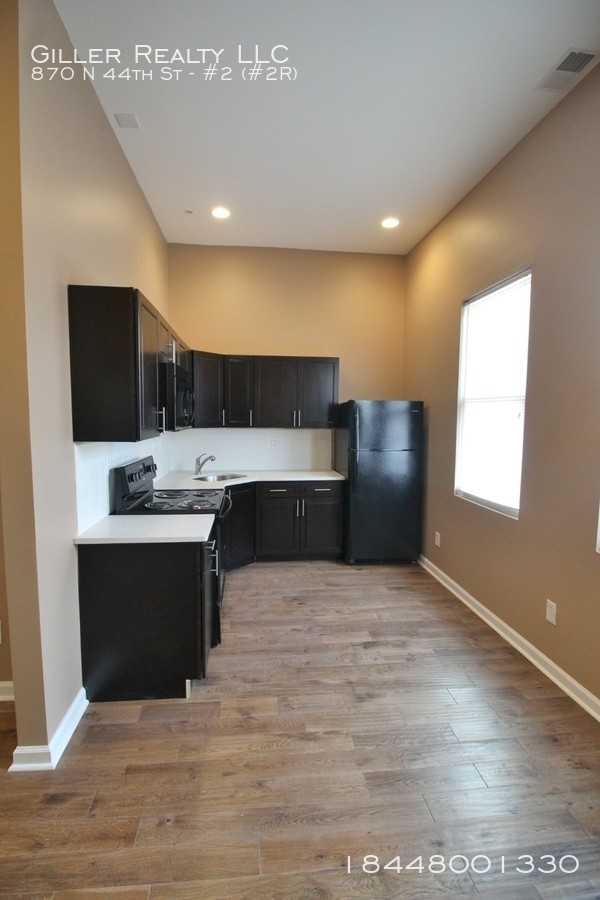 Building Photo - Huge beautifully rehabbed Apartment!