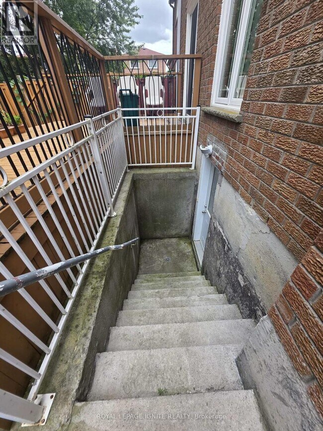Building Photo - 66 Ashmore Crescent