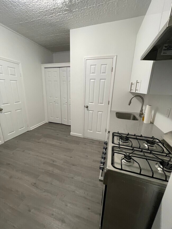 Building Photo - 16 Conselyea St