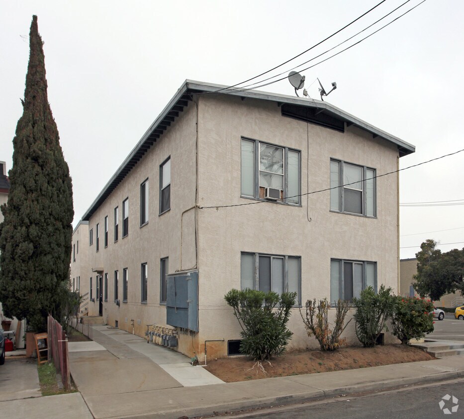 Building Photo - 3204-3218 Ollie St