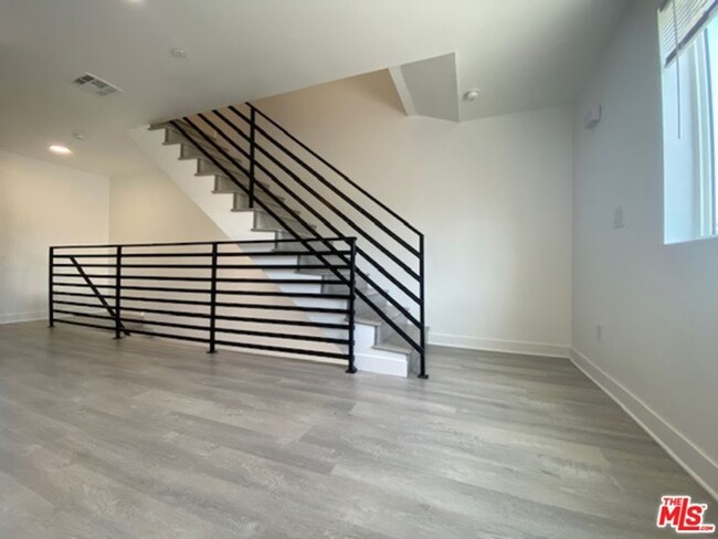 Foto del edificio - 3320 E 6th St