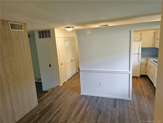 Building Photo - 32 Crocus Ln