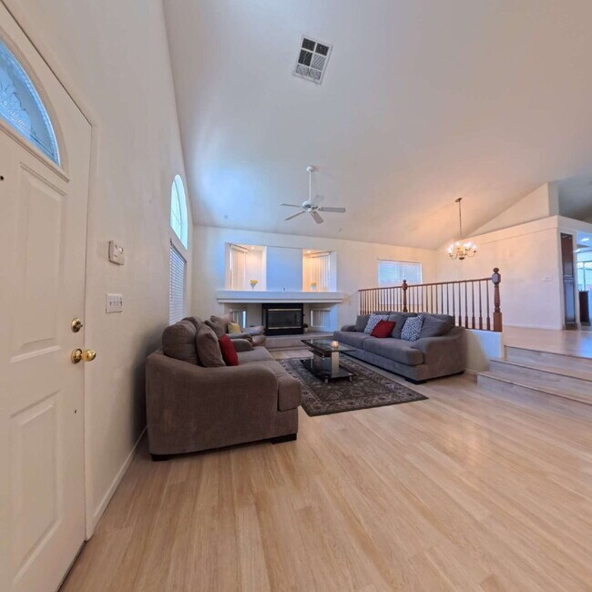 Foto del edificio - Beautiful 2-Story Home with Pool, Waterfall & Spacious Open Floor Plan!