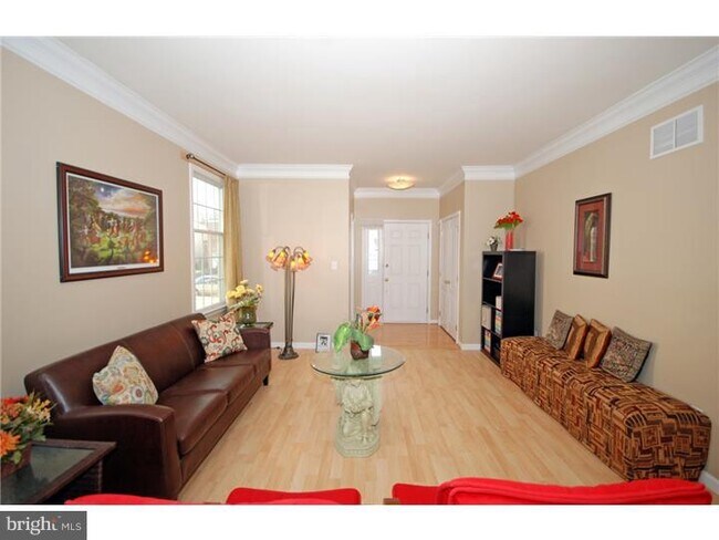 Foto del edificio - 12 Esterbrook Dr