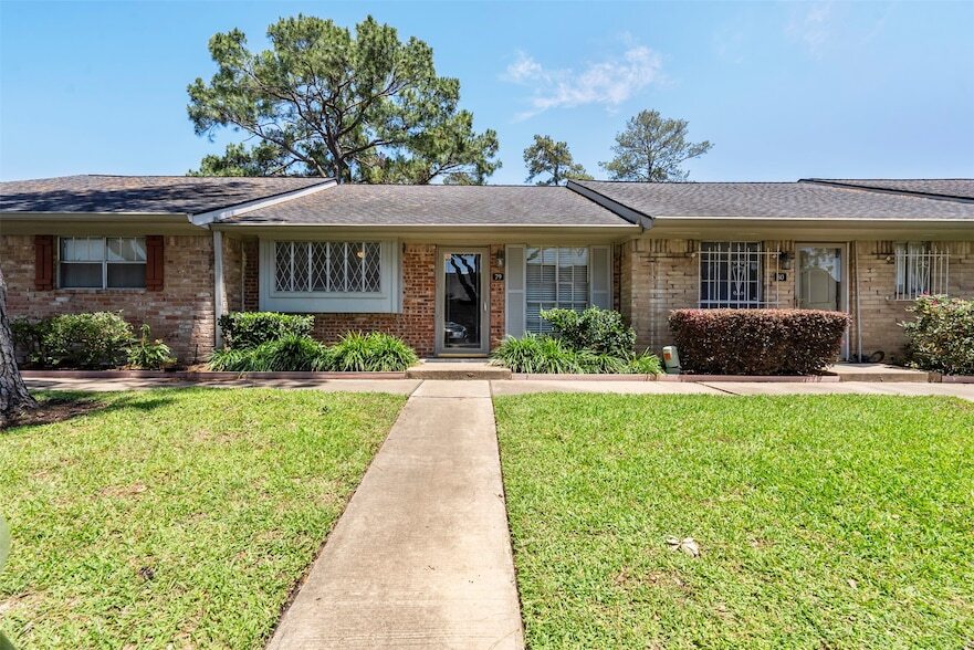 Primary Photo - 1016 E Tri Oaks Ln