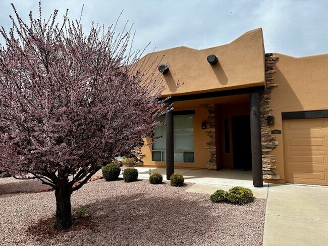 Building Photo - Southwest beauty in the Village of Oak Creek