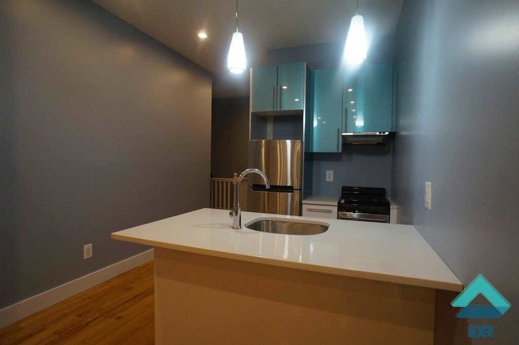 Foto principal - 114 N 8th St