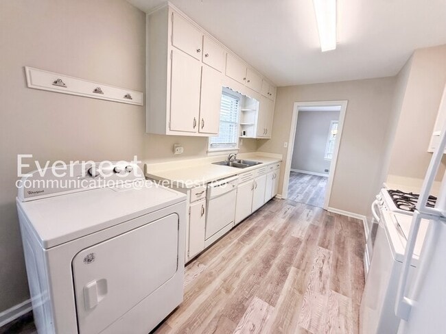 Foto del edificio - Southern Charm & Contemporary Living with Fireplace / 3 Beds & 1 Bath / Available now!