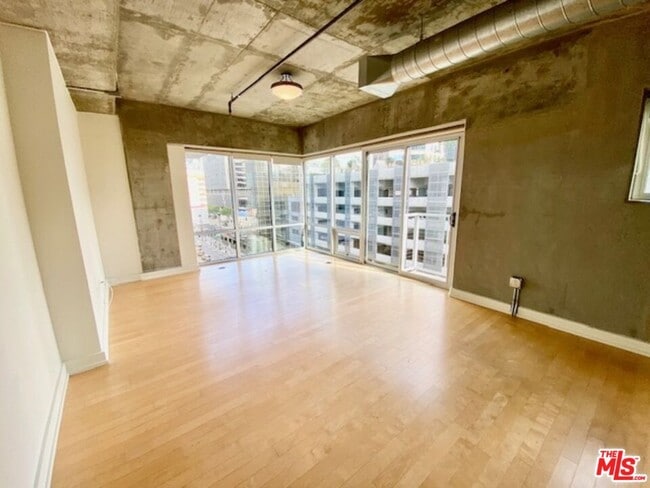 Building Photo - 645 W 9th St