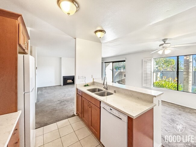 Foto del edificio - Beautiful 2B/2BA Condo in Pacific Beach w/ Parking & Swimming Pool!
