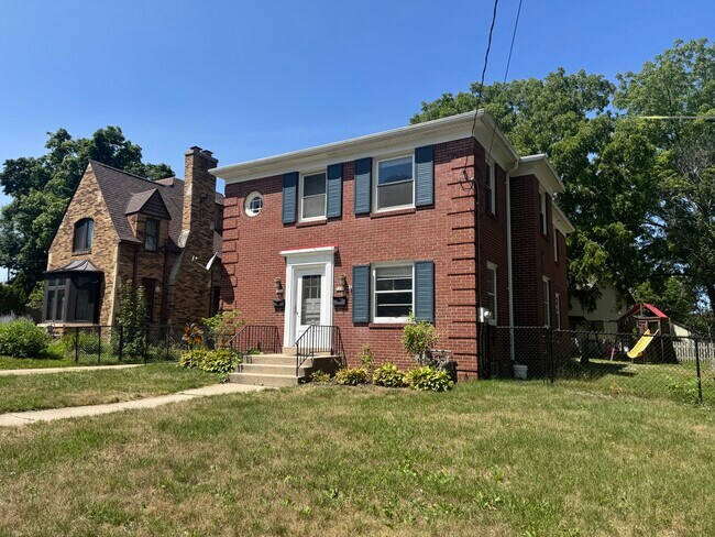 Building Photo - 7352 Harwood Ave