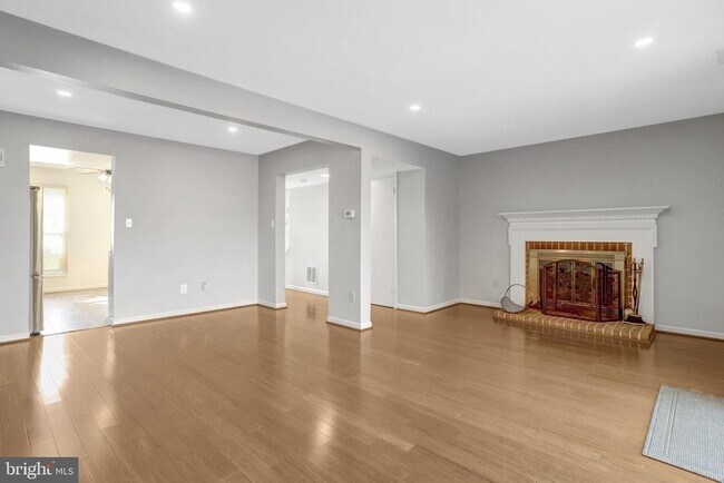 Foto del edificio - 6576 Yadkin Ct