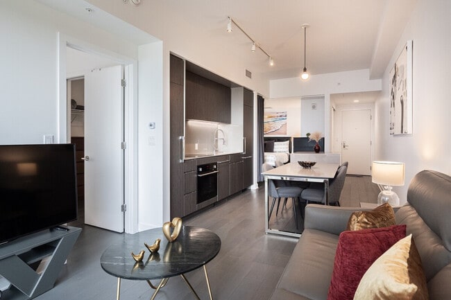 Building Photo - 1080 Rue Stanley