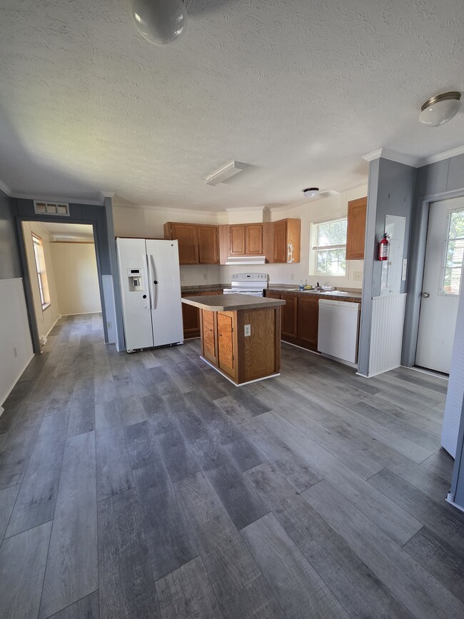 Building Photo - 1511 Mydland Rd
