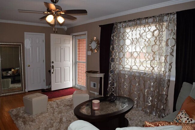 Foto del edificio - All brick rancher close to White Oak Mall and Richmond International Airport