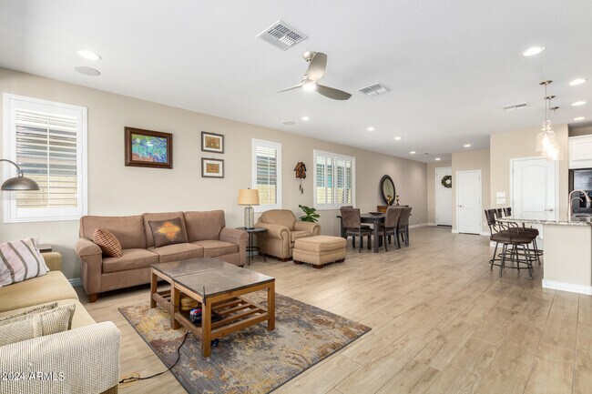 Foto del edificio - 19850 W Devonshire Ave