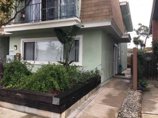 Downstairs w/ Yard - 21642 Brookhurst St