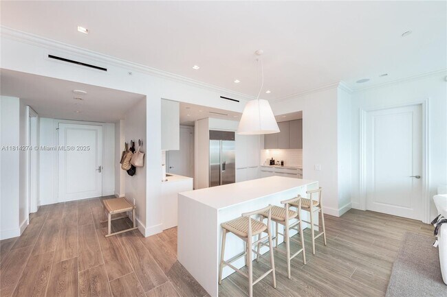 Foto del edificio - 10295 Collins Ave