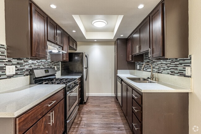 2BR, 1BA - 950SF - Kitchen - Luxe 1801