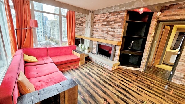 Building Photo - 480 Robson St