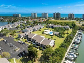 Building Photo - 3216 S Lakeview Cir