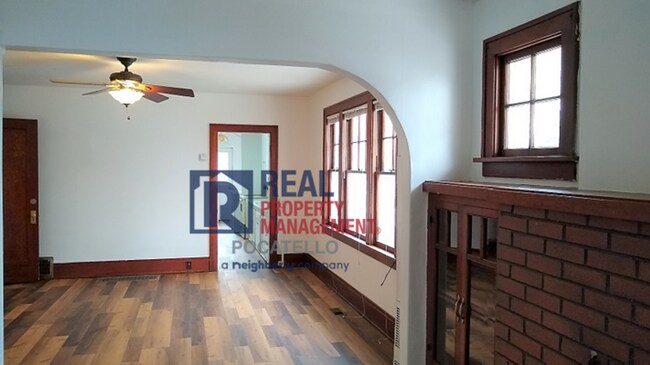 Building Photo - 2 bedroom 1 bath - Main house - Pet Friendly