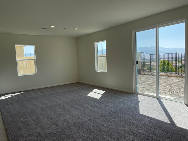 Foto del edificio - 17600 Collier Ave