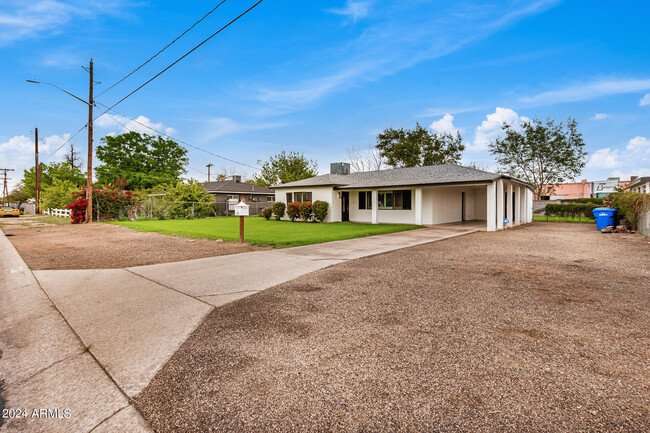 Building Photo - 3422 E Windsor Ave