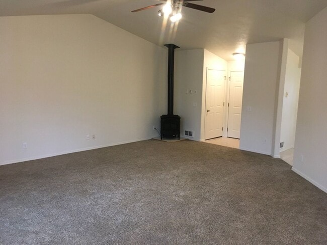 Building Photo - **1st Month FREE!!** Great SW Bend Home Close To The Old Mill!