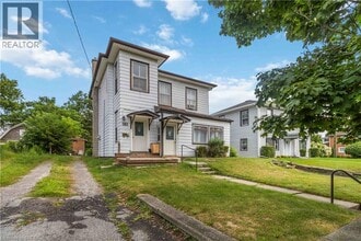Building Photo - 161 Maple St