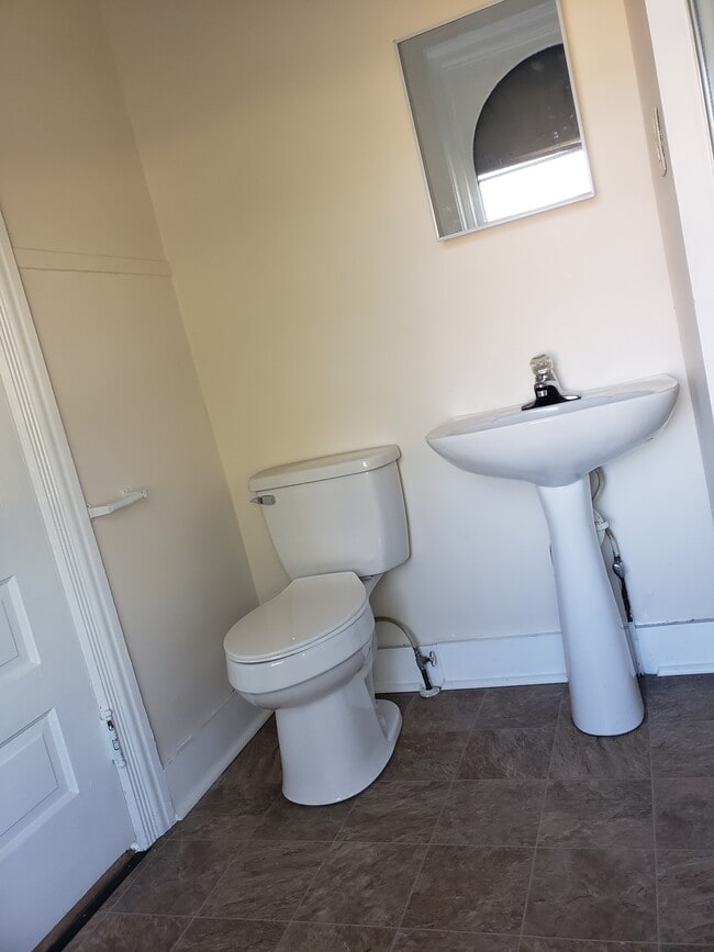 Bathroom - 629 W 4th St