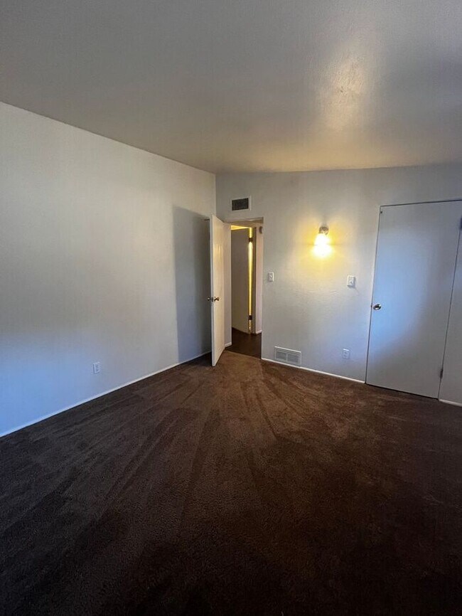 Foto del edificio - Close to university -- 2 Bedroom/2 Bath