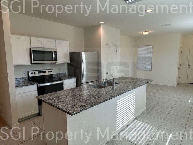 Building Photo - Gorgeous Casa Grande home ready for your m...