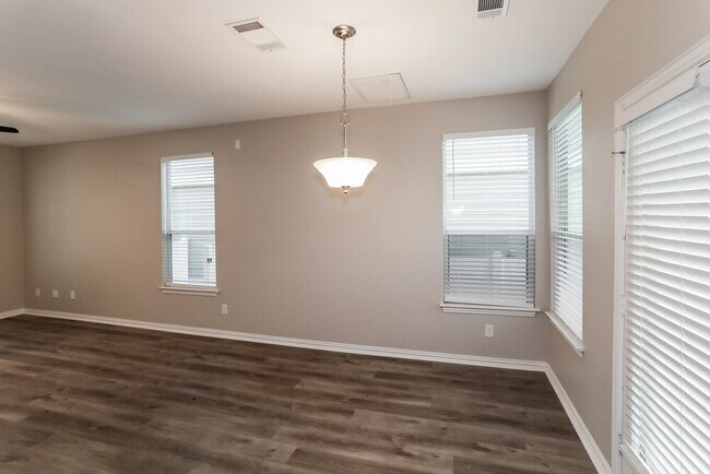 Foto del edificio - 10200 Cedar Lake Dr