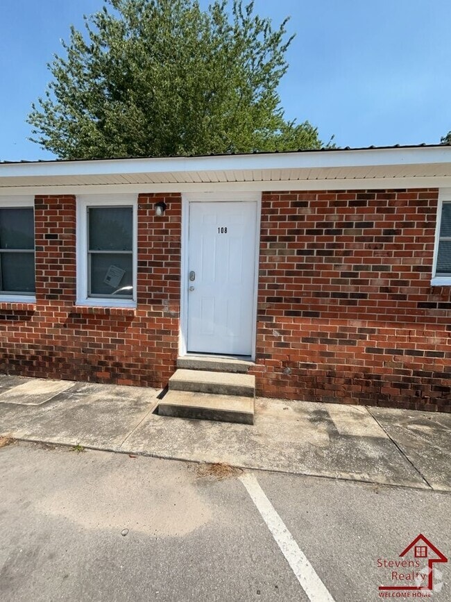 Building Photo - 500 Skyline Dr