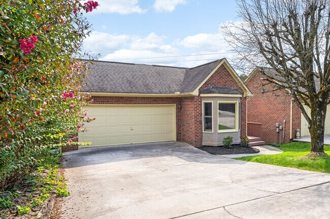 Foto del edificio - Fully Updated - Beautiful 3BR/2BA single-level home with a finished walk-out basement!