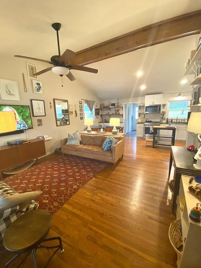 Sala de estar y cocina - 230 Pine Needle Rd