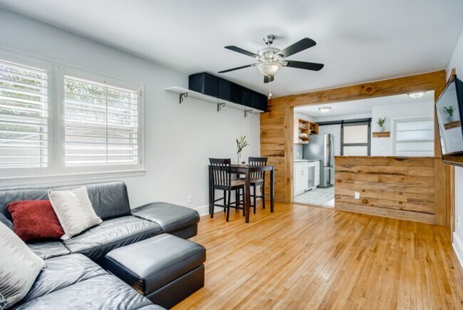 Foto del edificio - 524 E Woodlawn Rd