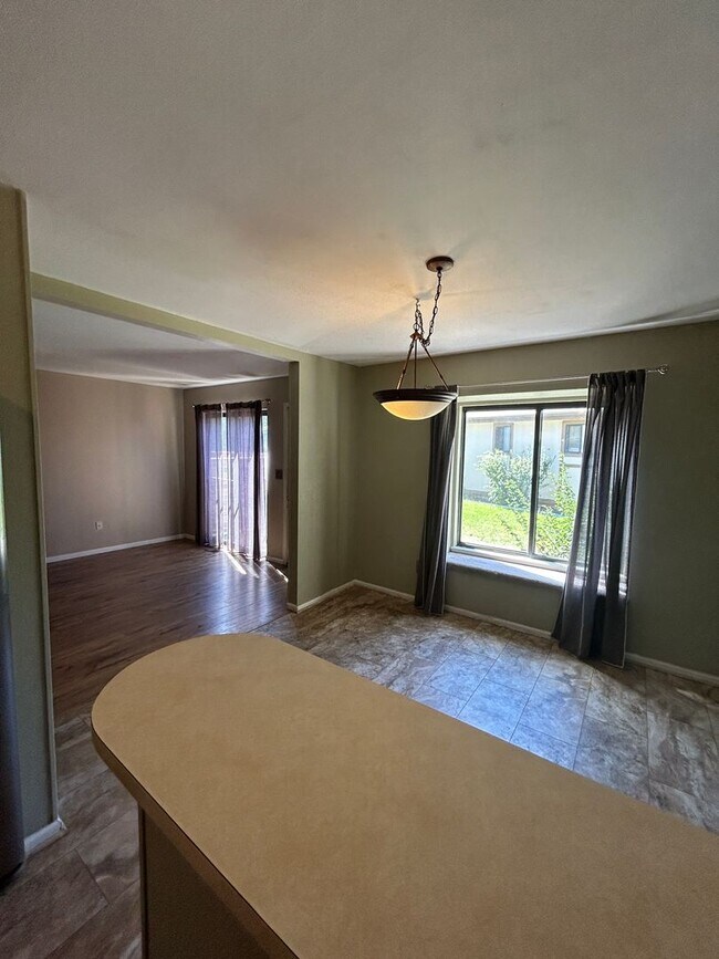 Foto del edificio - 2-Bedroom Townhome with attached 2-car garage