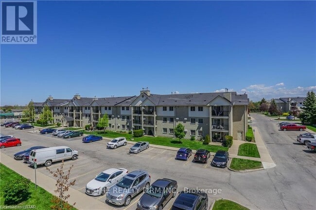 Building Photo - 735 Deveron Crescent