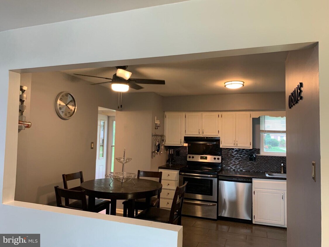 Foto principal - 632 Village Ln.