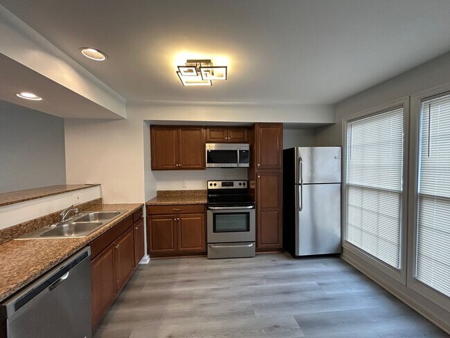 Foto del edificio - 658 Corsica Ave