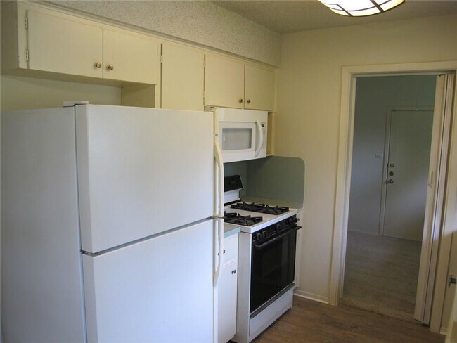 Building Photo - 1213 S Meadows Dr