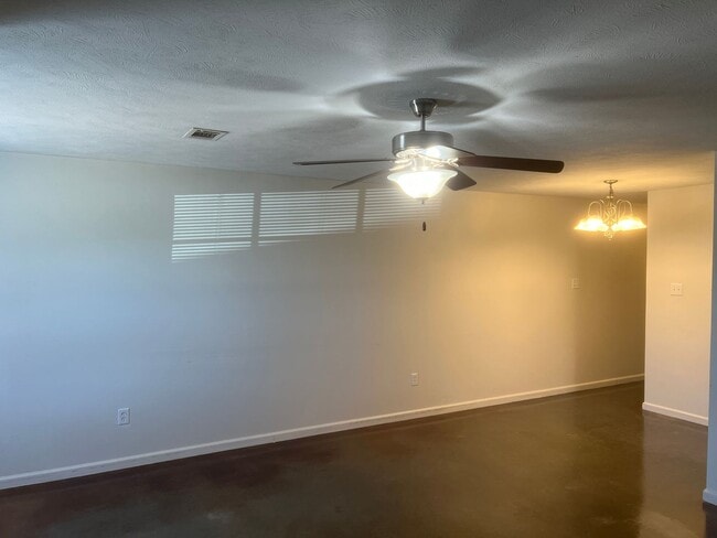 Building Photo - 3 Bed 2 Bath Duplex