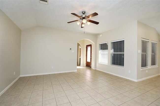 Building Photo - 8231 Gran Villa Dr