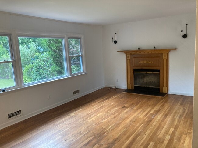 Building Photo - 11 Estwick Pl